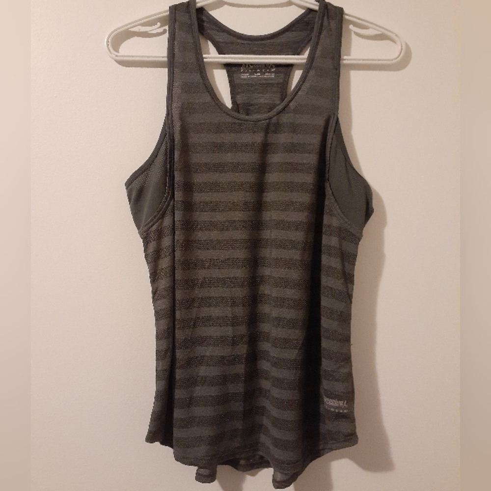 2 For 20$ Running Room Women's Cool Touch Tech Keyhole Tank Gray.